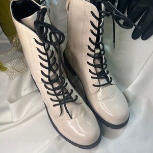 Stylish Women's CREAM / Black shoestrings Cold & Rain Weather-wise Boots size 10